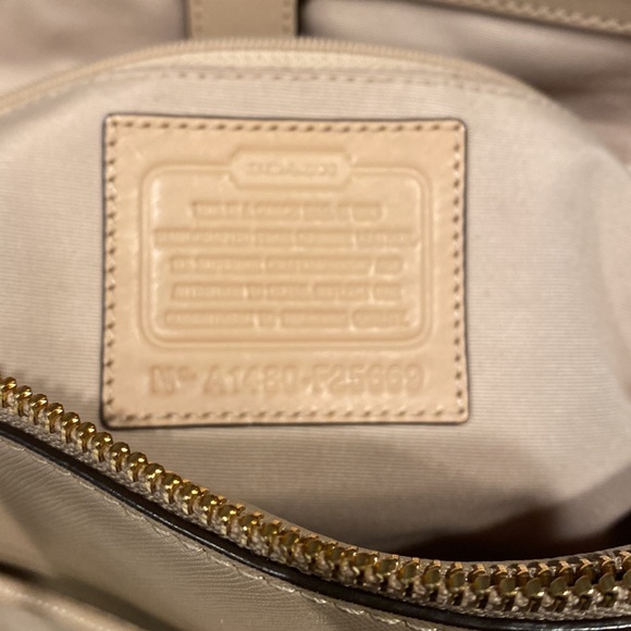 coach leather purse with multiple compartments, three zipper pouches - Picture 5 of 5